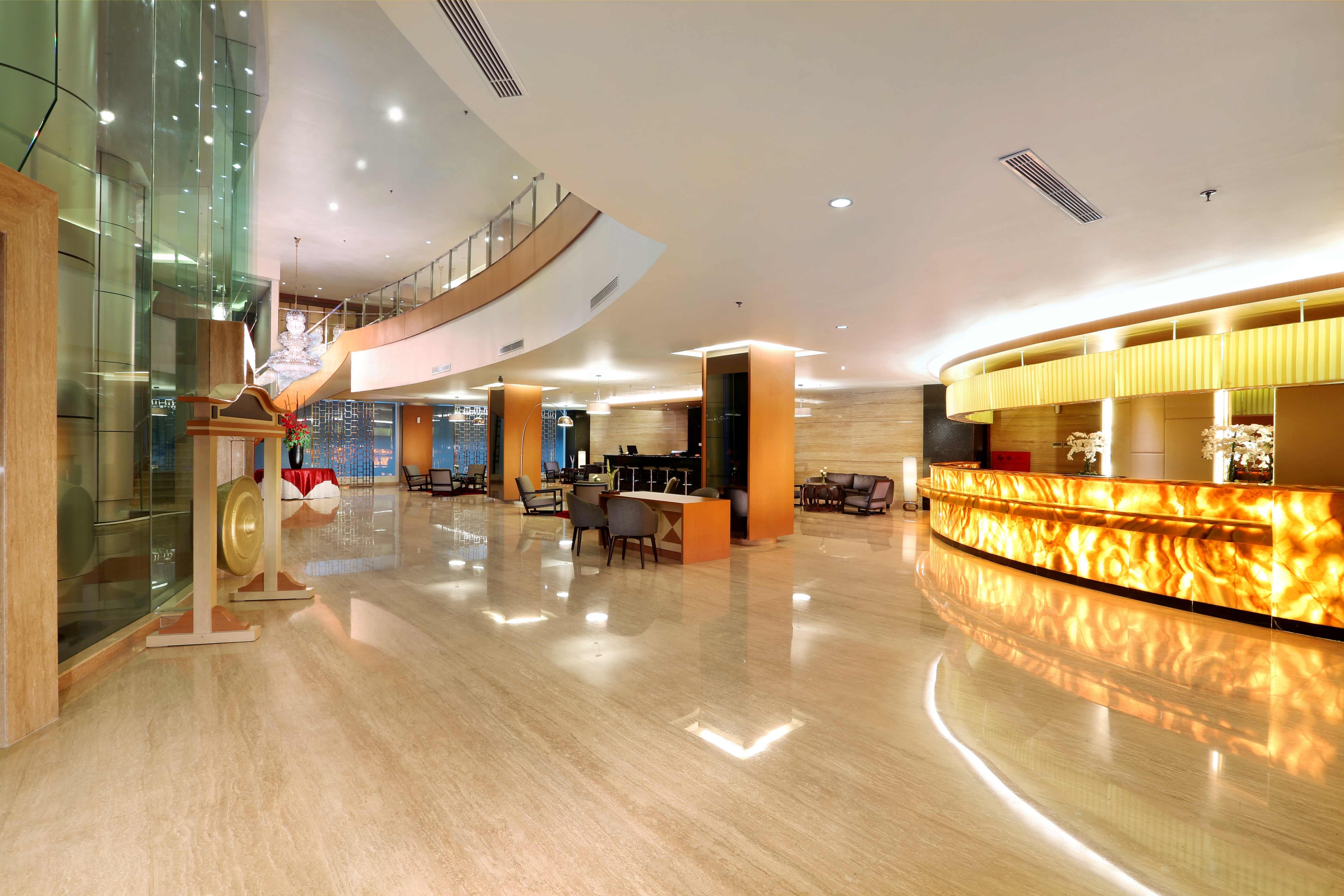 Golden City Hotel And Convention Center - Chse Certified Семаранг Экстерьер фото
