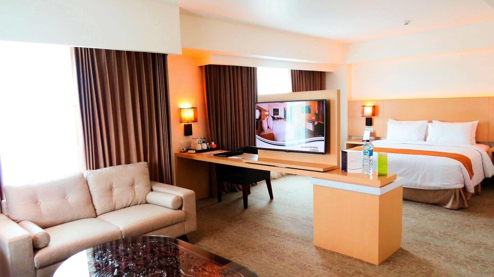 Golden City Hotel And Convention Center - Chse Certified Семаранг Экстерьер фото