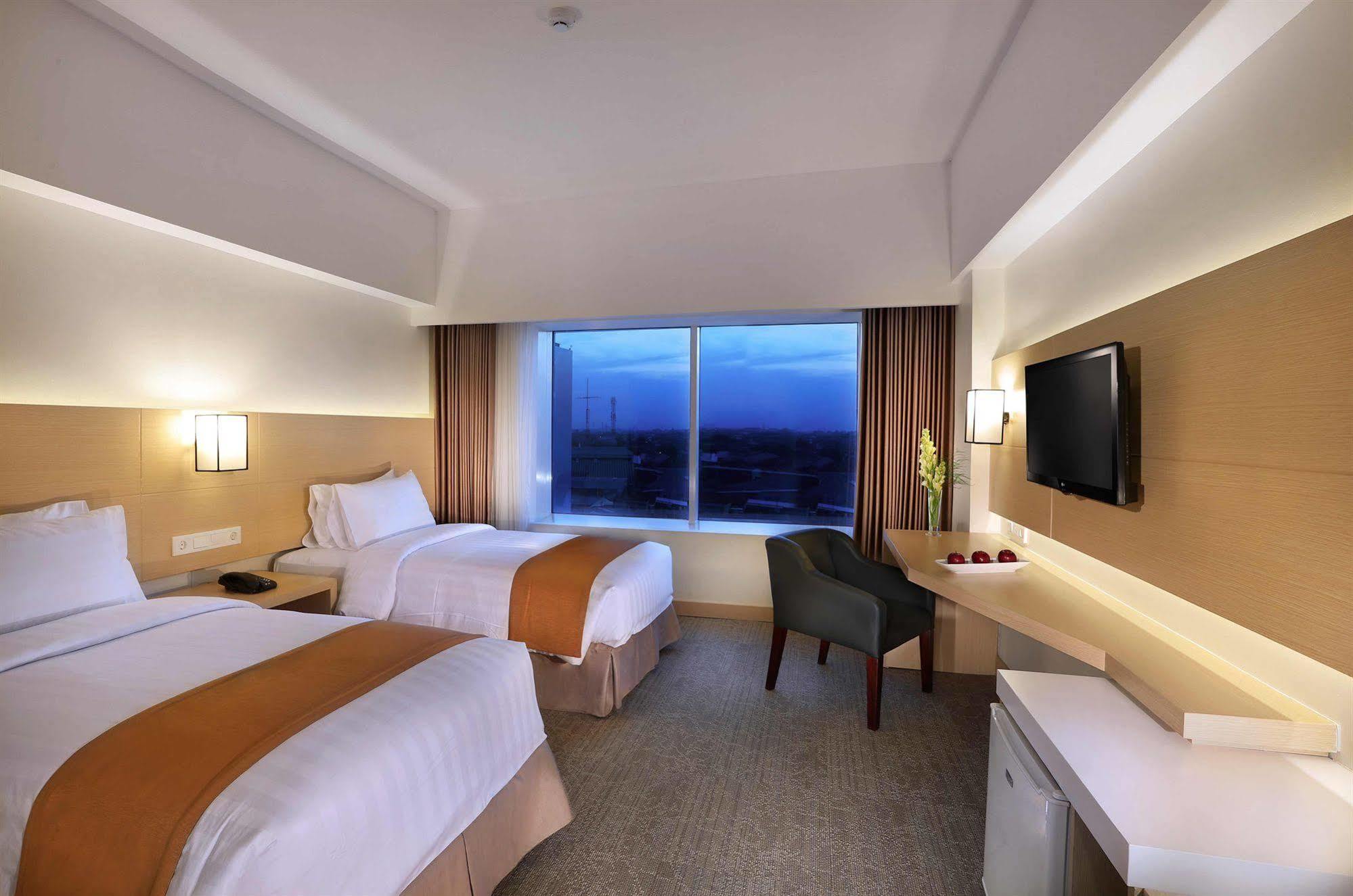 Golden City Hotel And Convention Center - Chse Certified Семаранг Экстерьер фото